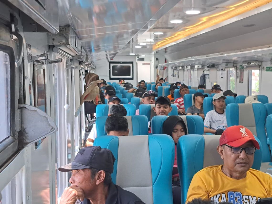 Peserta Tajemtra 2025 Berangkat ke Garis Start di Tanggul dengan KA Eksekutif Gratis 1 Tajemtra 2025