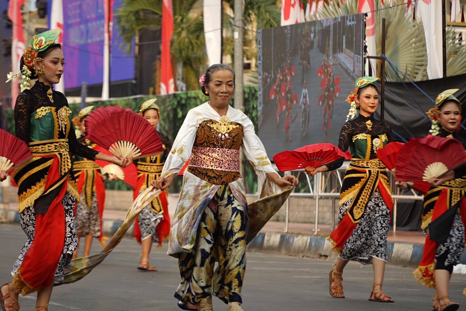 Deputi V KSP Dukung Jember Fashion Carnaval Jadi Daya Tarik Wisata Dunia 6 Jember Fashion Carnaval