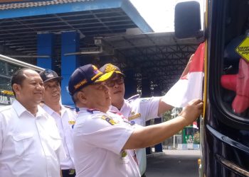 Dishub Jatim Bagi Bendera Merah Putih dan Program Trans Jatim Gratis di HUT RI