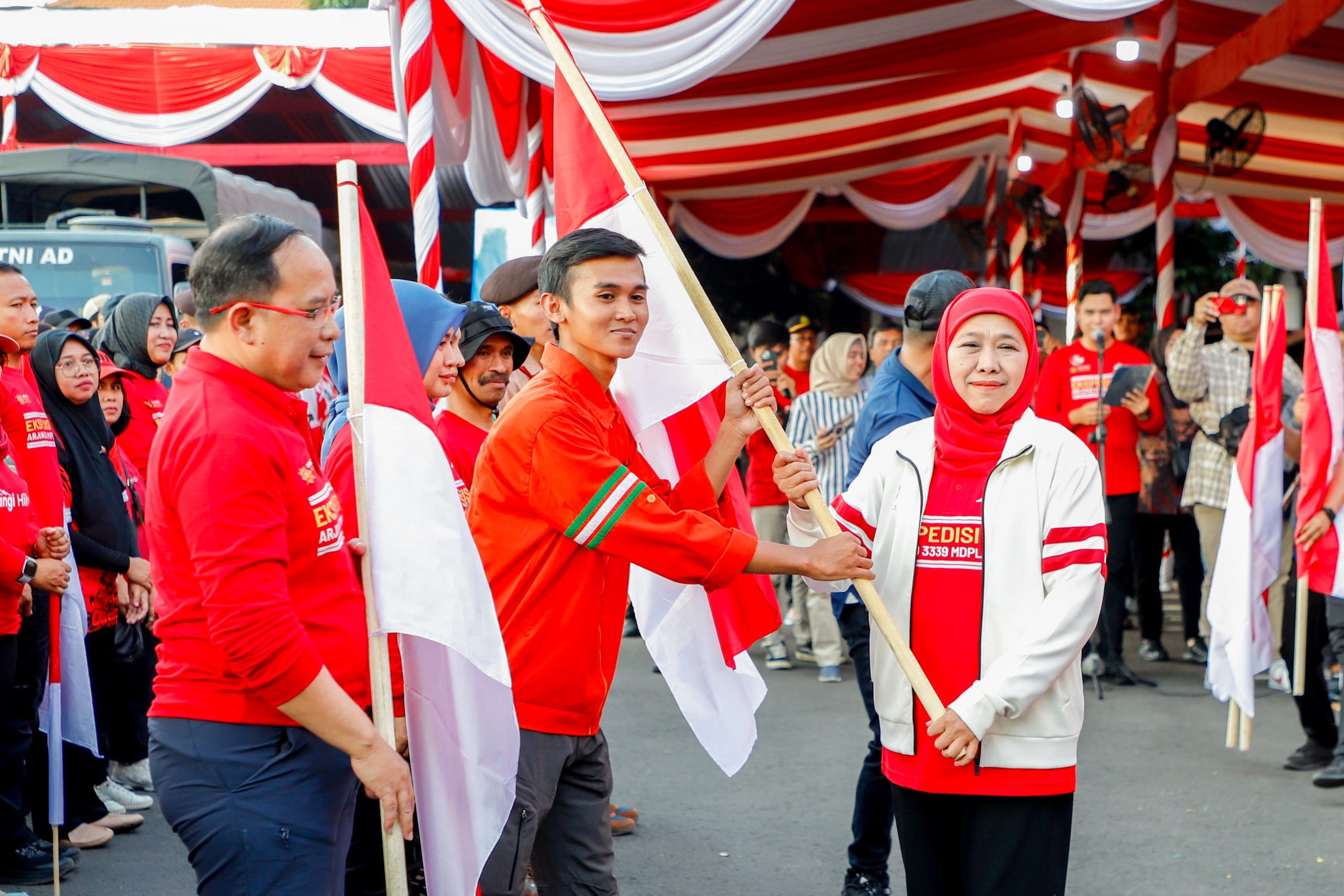 Khofifah Lepas Tim Ekspedisi 80 Arjuno: Kibarkan Merah Putih Raksasa 2 Tim Ekspedisi 80 Arjuno 1