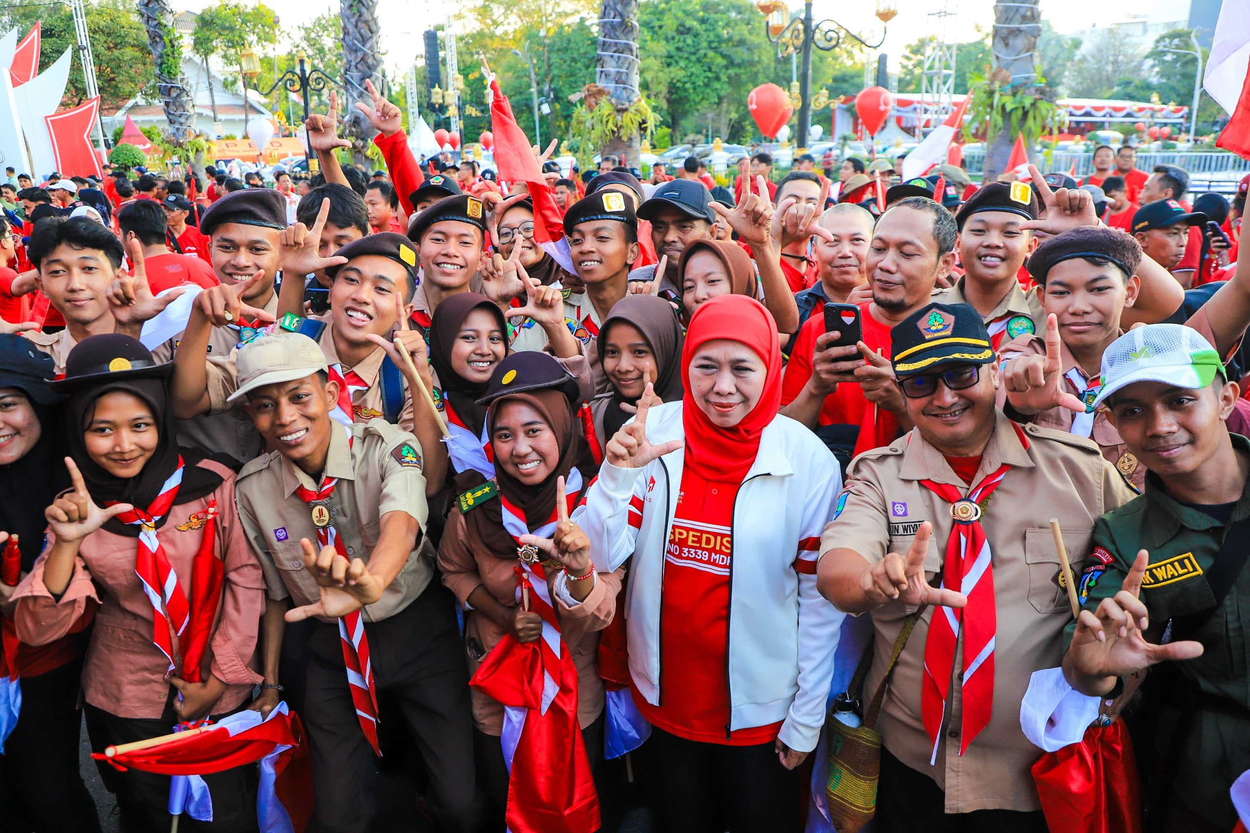 Khofifah Lepas Tim Ekspedisi 80 Arjuno: Kibarkan Merah Putih Raksasa 3 Tim Ekspedisi 80 Arjuno