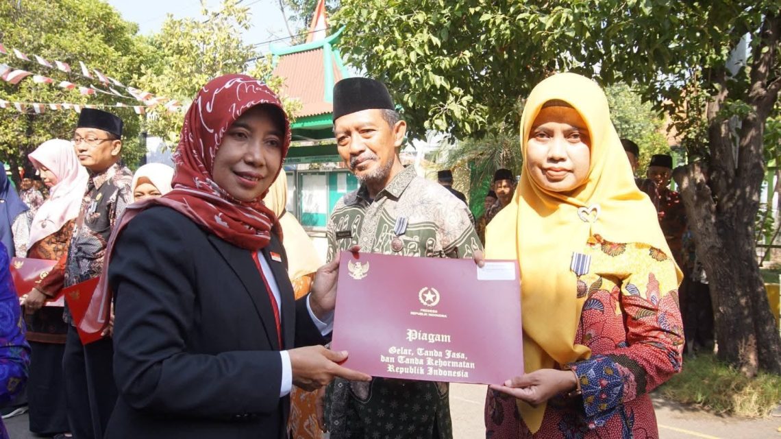 ASN Kemenag Tuban Terima Lencana Karya Satya