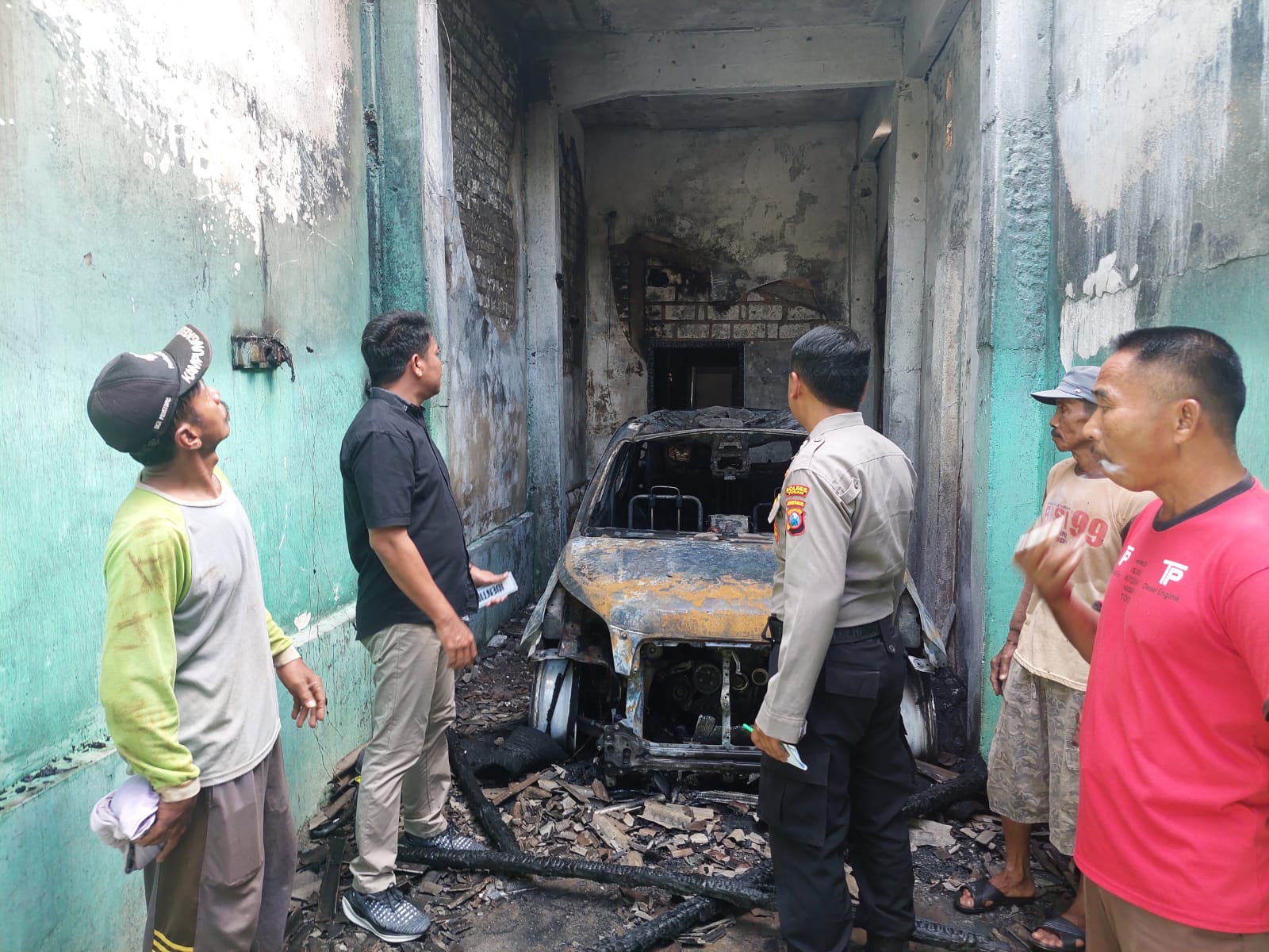 Kobaran Api Hanguskan Mobil di Garasi Rumah Warga Tuban 2 Mobil di Garasi Rumah Warga Tuban