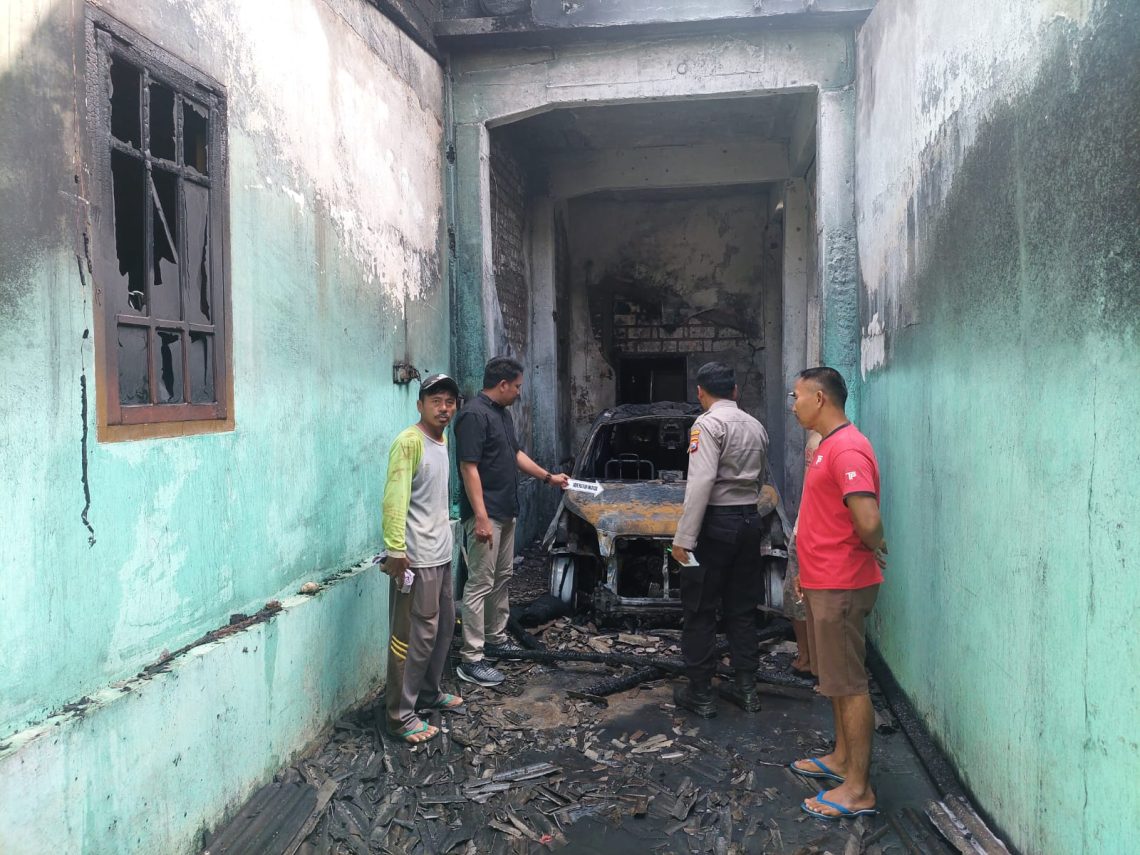 Kobaran Api Hanguskan Mobil di Garasi Rumah Warga Tuban 1 Mobil di Garasi Rumah Warga Tuban