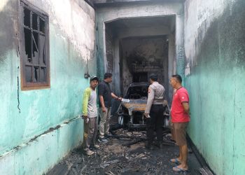 Mobil di Garasi Rumah Warga Tuban