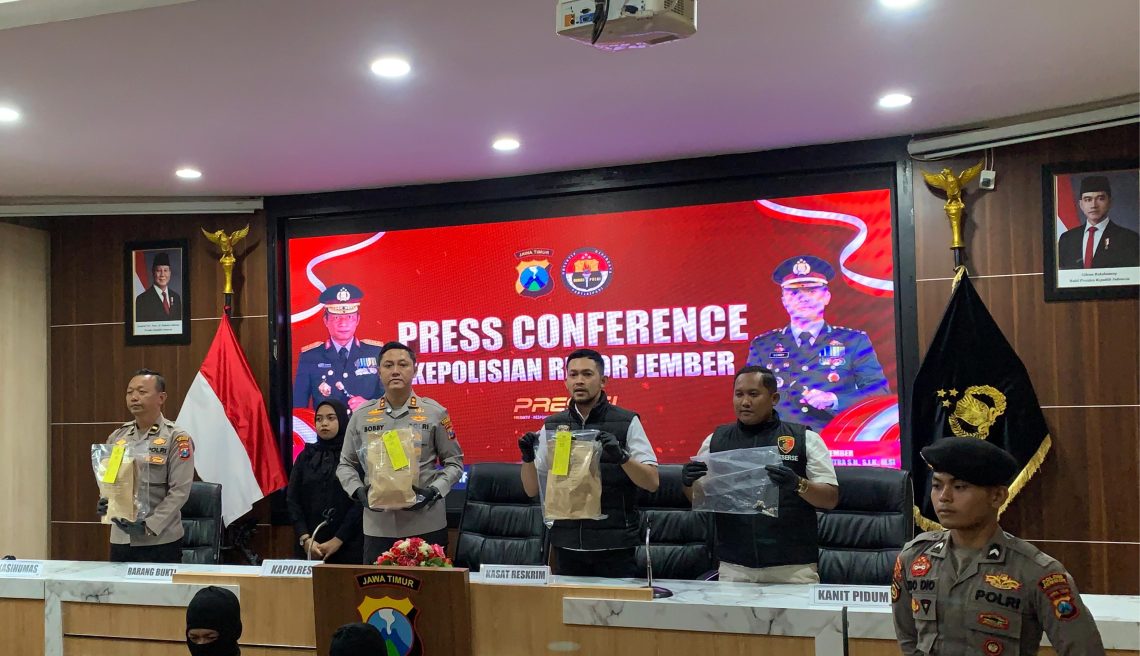 Polisi ungkap kronologi dan barang bukti kasus yang menyeret oknum nelayan di Puger Jember bunuh sepupu yang dibawah pengaruh miras. (Foto: Diki Febrianto)