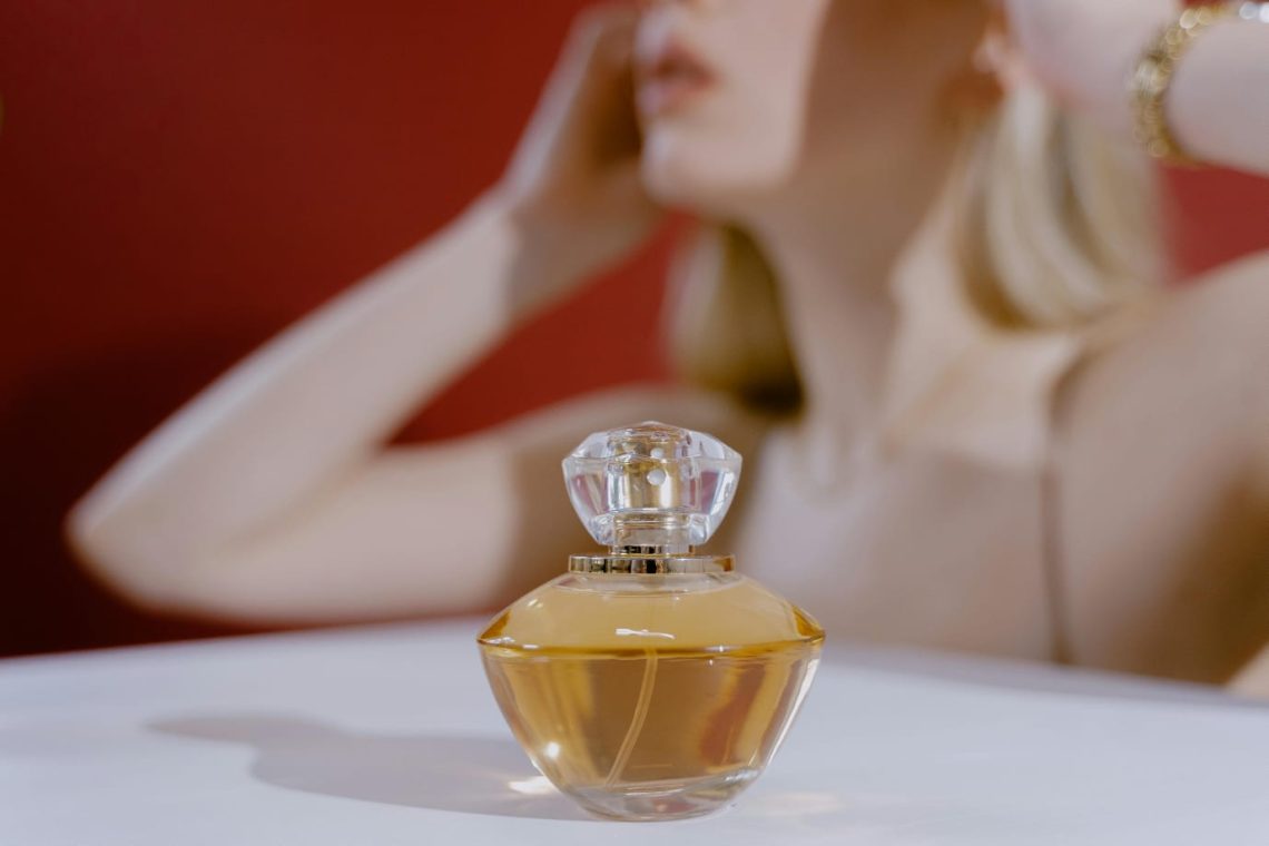 Bukan Cuma Semprot Sembarangan! Ini Cara Pakai Parfum Agar Wanginya Tahan Lama 1 Cara Pakai Parfum