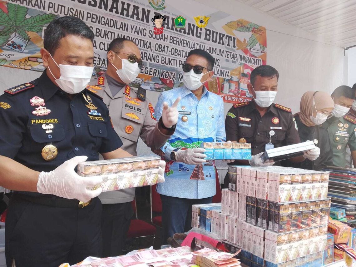 Wali Kota Malang Disaksikan Forkopimda Musnahkan 10 Ribu Rokok Ilegal 1 Rokok Ilegal
