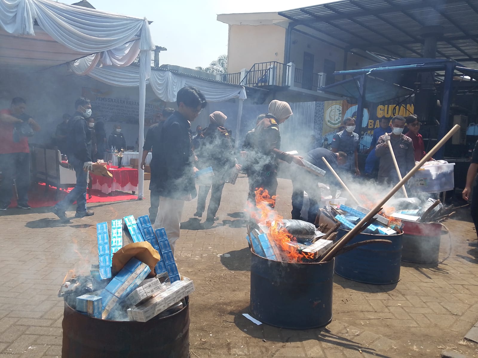 Wali Kota Malang Disaksikan Forkopimda Musnahkan 10 Ribu Rokok Ilegal 2 Rokok Ilegal 1