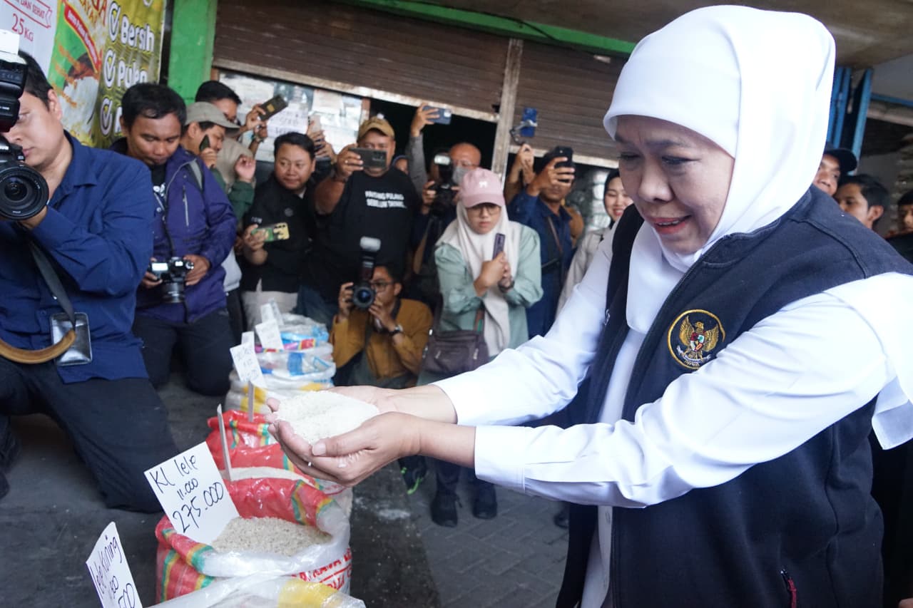 Gubernur Jatim dan Bupati Sidoarjo Sidak Distribusi Beras SPHP Pastikan Ketersediaan di Masyarakat 2 Gubernur Jatim