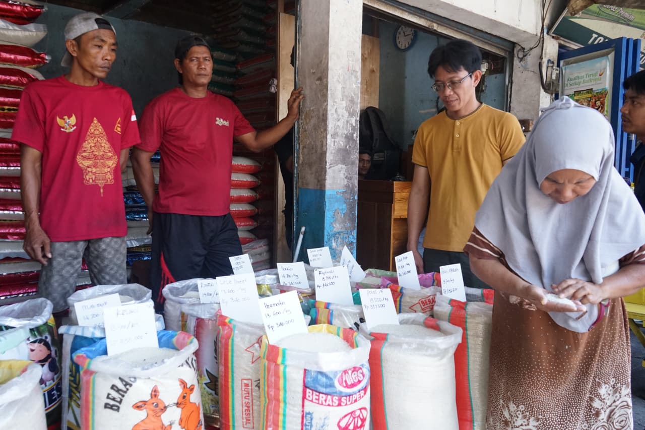 Gubernur Jatim dan Bupati Sidoarjo Sidak Distribusi Beras SPHP Pastikan Ketersediaan di Masyarakat 3 Bupati Sidoarjo