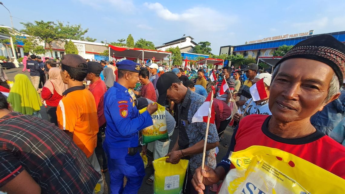 Wajah sumringah warga Tuban terima paket sembako berupa beras kemasan 5 Kg. Foto Rochim