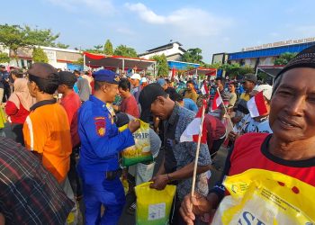 Polres Tuban Bagikan 1,5 Ton Beras ke Tukang Becak dan Nelayan di Perayaan HUT Ke-80 RI