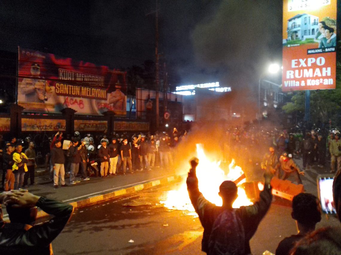 Situasi Massa Solidaritas Affan Kurniawan di Polresta Malang Kota 1 Hingga pukul 21.30 WIB, massa aksi masih bertahan di depan Polresta Malang Kota.
