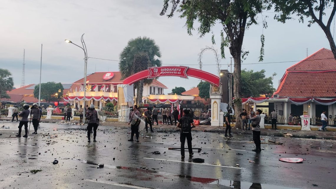 Kondisi Depan Gedung Grahadi Porak Poranda usai demo ricuh. (Layla Aini/Tugu Jatim)