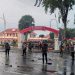 Ricuh Aksi Solidaritas Ojol Depan Grahadi Surabaya: Pagar Jebol, Motor Dibakar, Taman Porak-Poranda 8 Ricuh Aksi Solidaritas Ojol Depan Grahadi Surabaya: Pagar Jebol, Motor Dibakar, Taman Porak-Poranda
