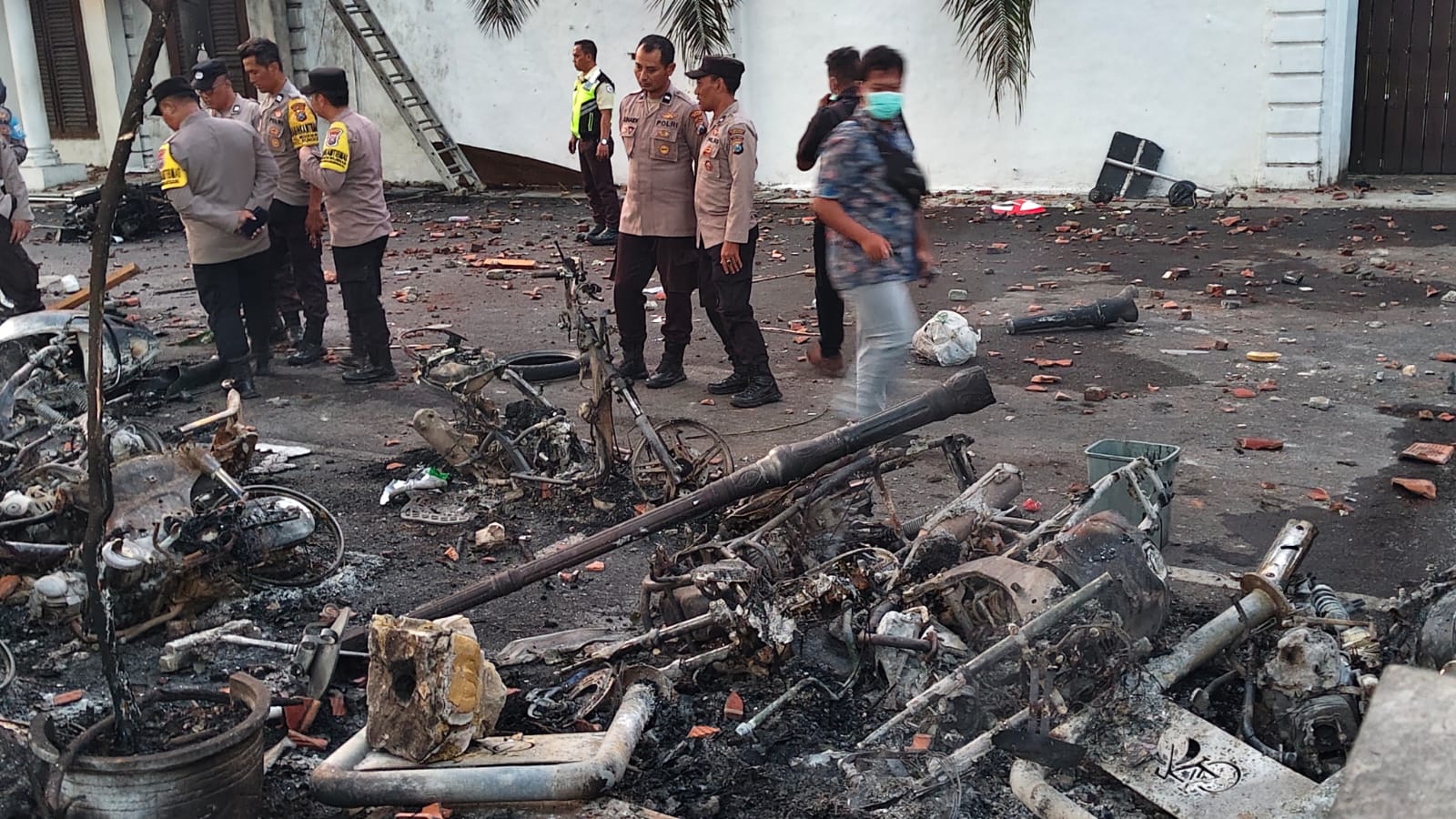 Ricuh Aksi Solidaritas Ojol Depan Grahadi Surabaya