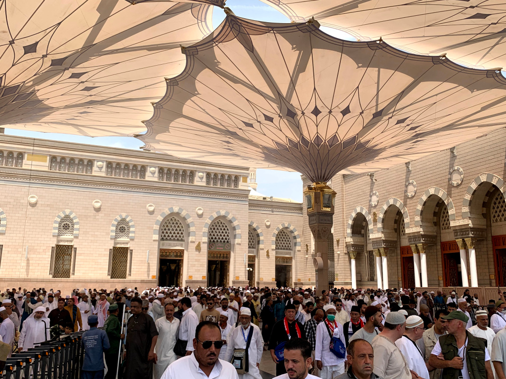 Jum’at Terakhir di Madinah, Tak Terasa Air Mata Menetes Deras (16) 2 Madinah