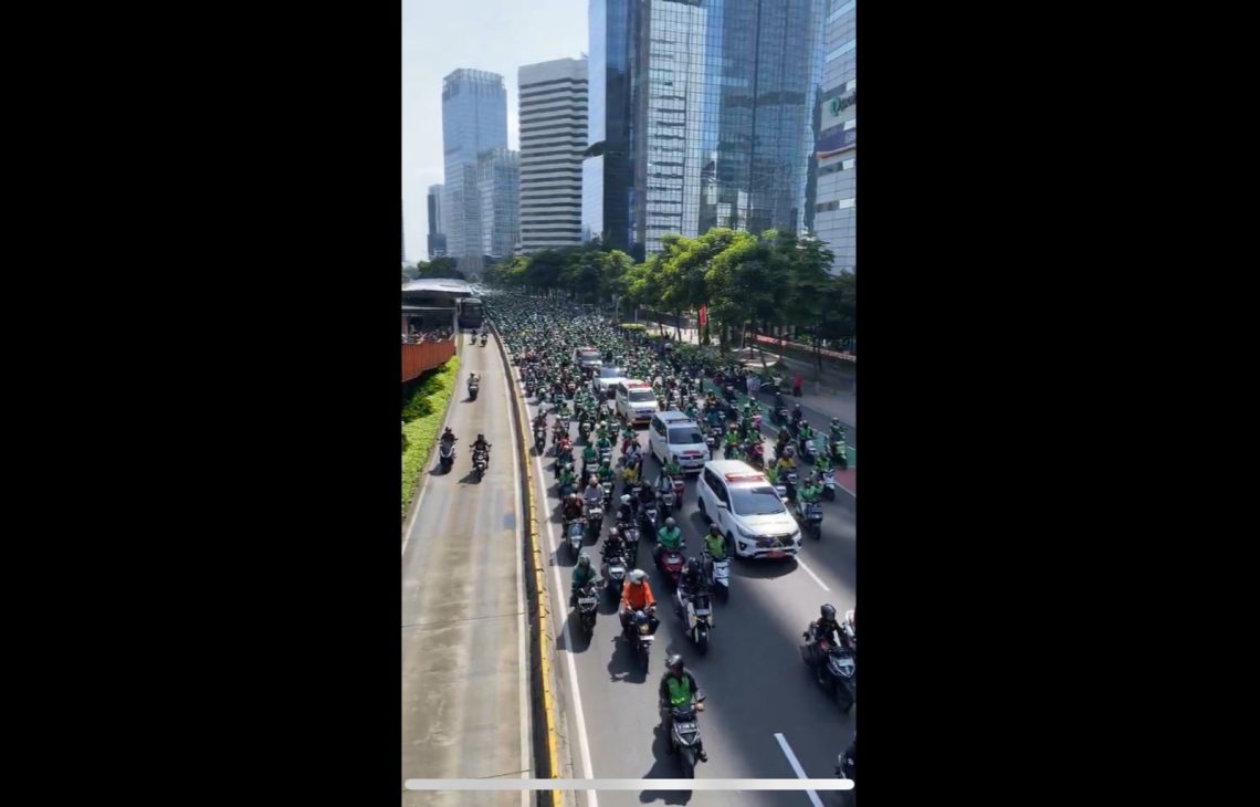 Rombongan Ojol Iringi Pemakaman Affan Kurniawan, Driver Ojol Terlindas Rantis Brimob 1 Ojol Terlindas Rantis Brimob