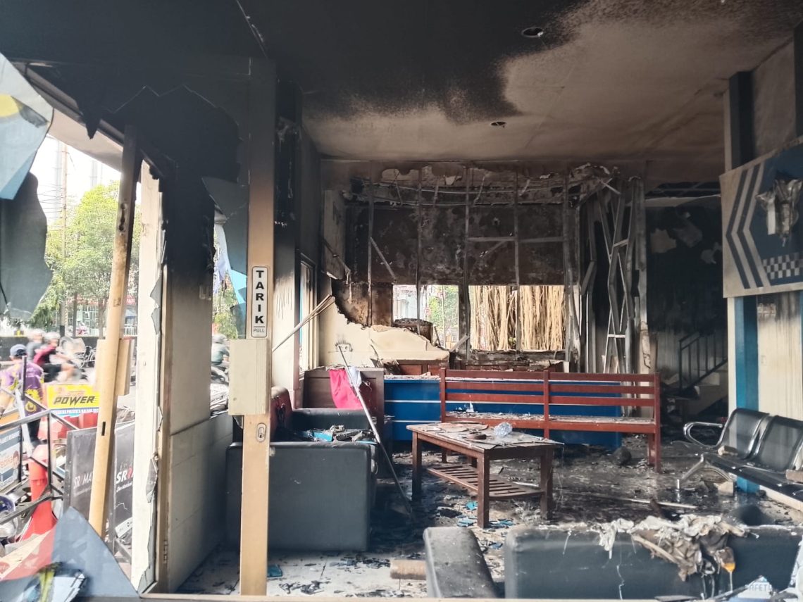 Pos Polisi Dibakar