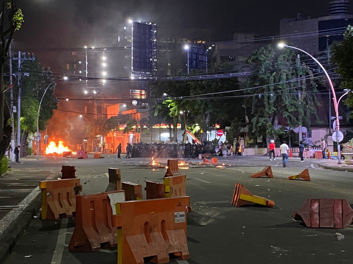 Rusuh Meluas ke Pusat Kota Surabaya, Massa Bakar Barier Hingga Gas Air Mata Kembali Ditembakkan 1 tugujatim rusuh surabaya
