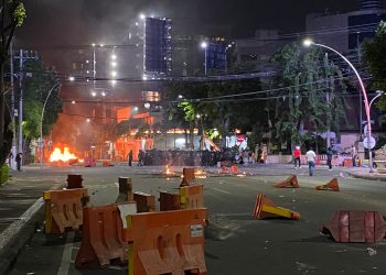 Rusuh Meluas ke Pusat Kota Surabaya, Massa Bakar Barier Hingga Gas Air Mata Kembali Ditembakkan
