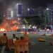 Rusuh Meluas ke Pusat Kota Surabaya, Massa Bakar Barier Hingga Gas Air Mata Kembali Ditembakkan 9 Rusuh Meluas ke Pusat Kota Surabaya, Massa Bakar Barier Hingga Gas Air Mata Kembali Ditembakkan