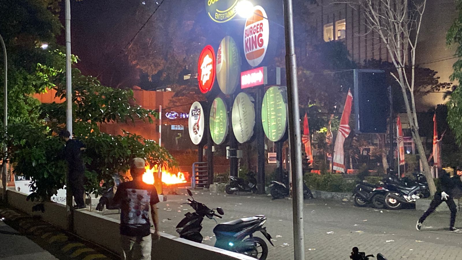 Rusuh Meluas ke Pusat Kota Surabaya, Massa Bakar Barier Hingga Gas Air Mata Kembali Ditembakkan 2 tugujatim rusuh surabaya 1