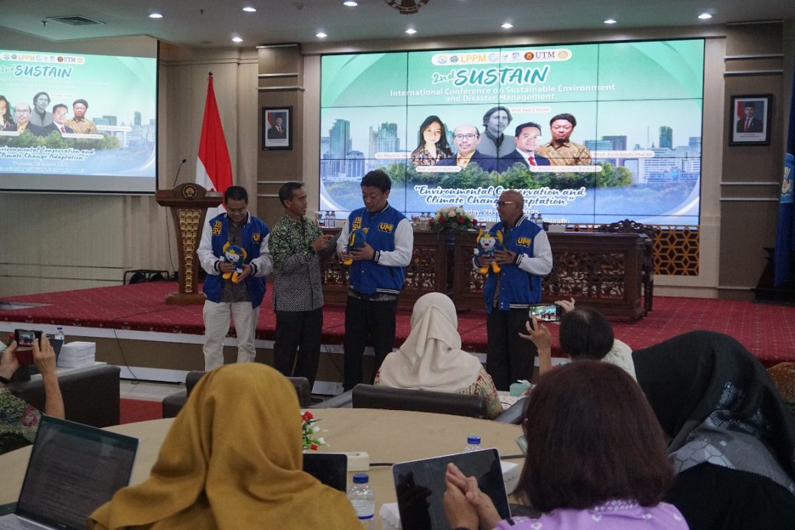 Penyerahan Cendera Mata Maskot Cakrawala, simbol kampus Universitas Negeri Malang (UM). Foto: Diandra Talifta