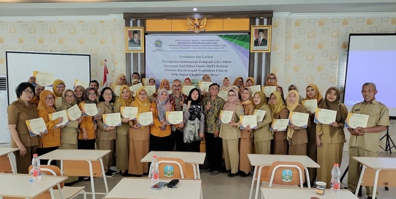 Dosen UM Diklat soal HOTS di SMKN 1 Kademangan Blitar, Guru Diajari Bikin Pilihan Ganda Berbasis Stimulus 1 Dosen UM.