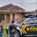 dua jenazah Ibu-Anak ditemukan membusuk di rumah kosong