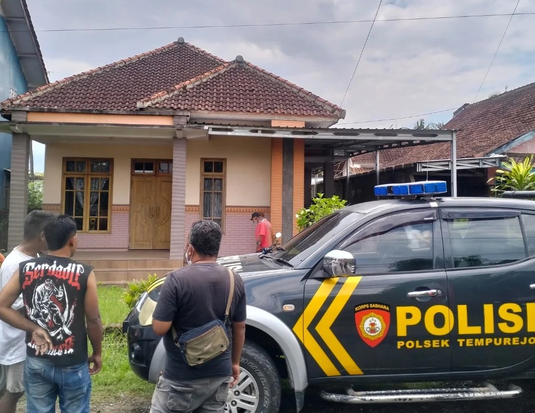 Geger! Dua Jenazah Ibu-Anak Ditemukan Membusuk di Rumah Kosong di Jember 1 dua jenazah Ibu-Anak ditemukan membusuk di rumah kosong