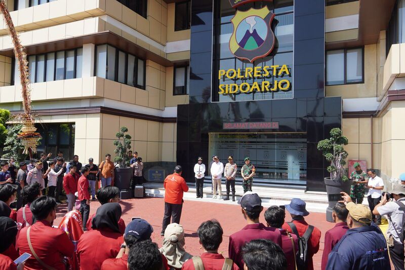 Demo di Sidoarjo Aman, Bupati dan Wabup Temui Massa 2 IMM demo di Sidoarjo.