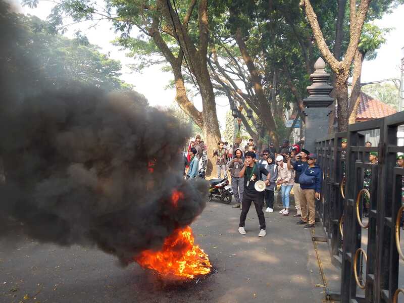 Ban Bekas Dibakar Warnai Kedatangan Ratusan Massa di Gedung DPRD Kota Malang, HMI Demo Damai 1 DPRD Kota Malang.