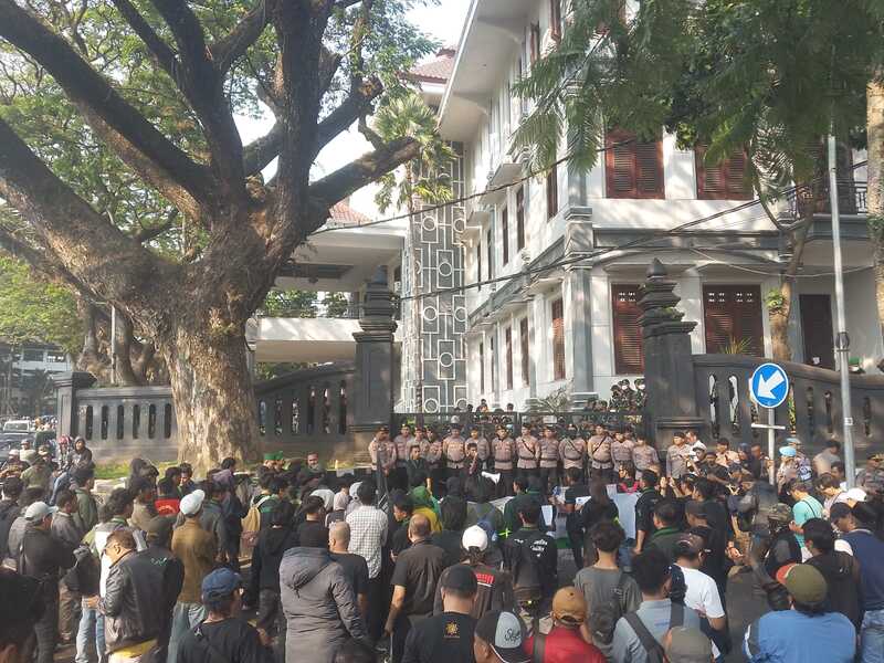 Ban Bekas Dibakar Warnai Kedatangan Ratusan Massa di Gedung DPRD Kota Malang, HMI Demo Damai 2 HMI demo di DPRD Kota Malang.
