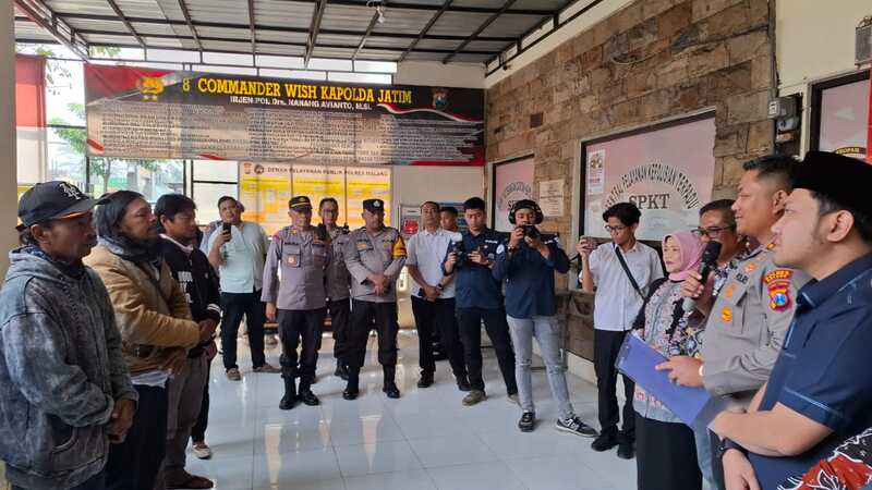 Perusakan pos polisi di Malang.