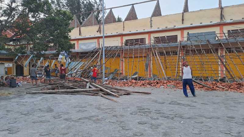 Belum Sempat Diperbaiki, Atap Pasar Boom Tuban Kembali Ambruk 2 Atap di Pasar Boom Tuban.