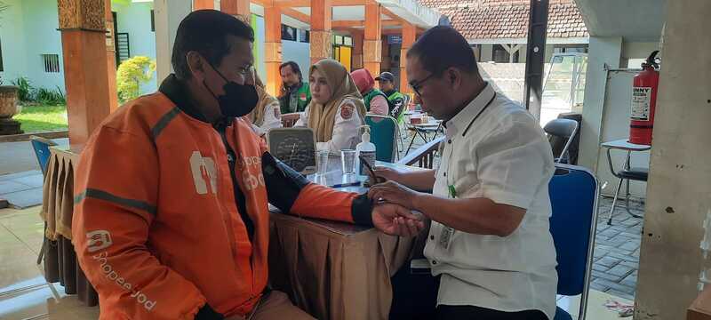 Perhatikan Sektor Non-Formal, Gus Fawait Beri Layanan Pemeriksaan Kesehatan Gratis ke Driver Ojol Jember 1 Driver ojol Jember.