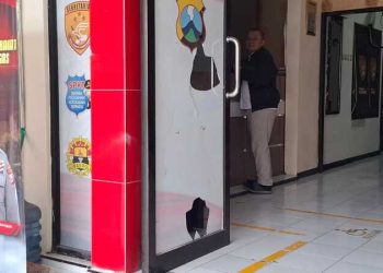 Perusakan pos polisi.