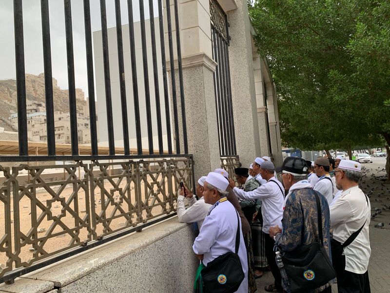 Berziarah ke Makam Mbah KH Maimoen Zubair di Makkah yang Ternyata Begitu Populer (20) 2 Ziarah Makam Mbah Maimoen Zubair di Makkah.