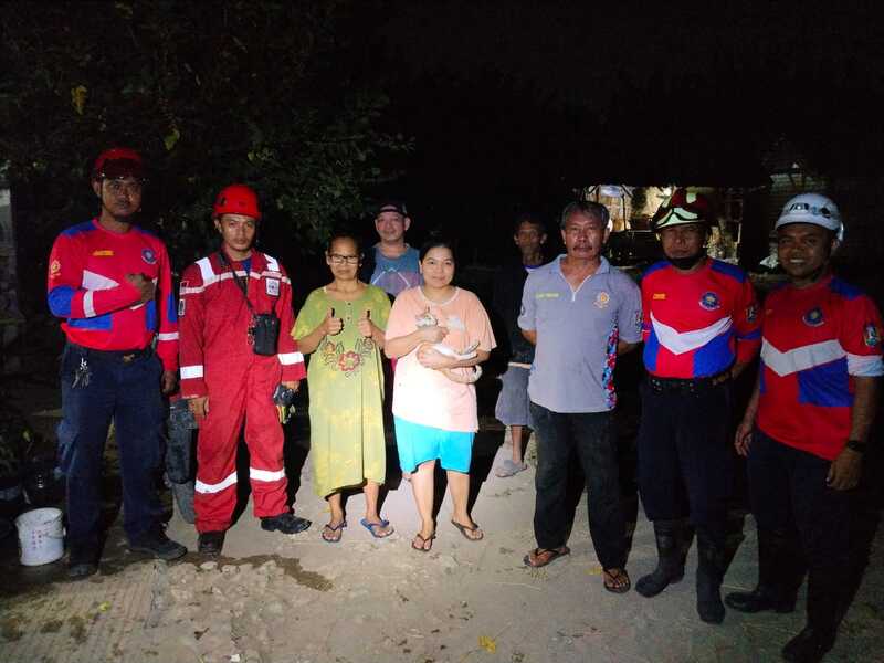 Damkar Tuban selamatkan kucing.