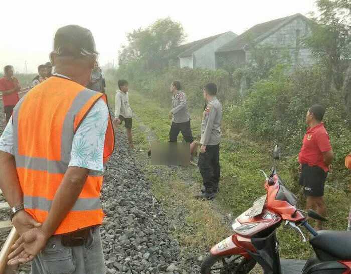 Swafoto Dekat Rel, Remaja di Mojokerto Diduga Terserempet Kereta Api 1 Remaja di Mojokerto.