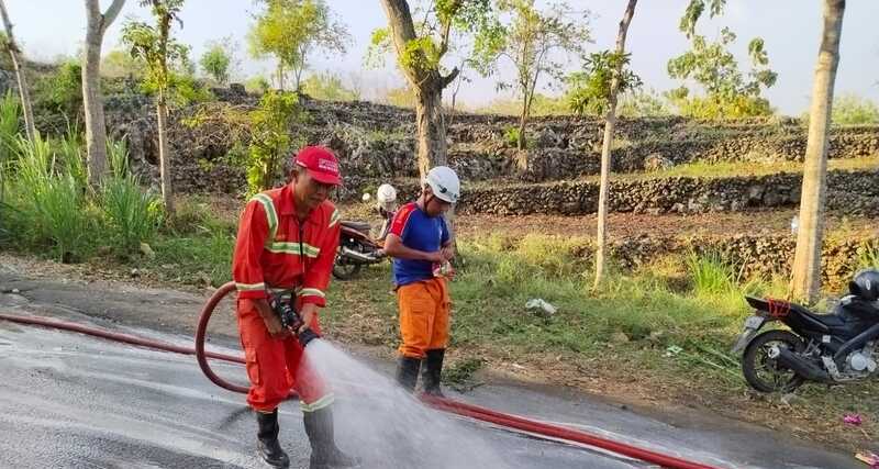 Truk di Tuban Terguling saat Menanjak, Oli dan Solar Tercecer Bikin Pemotor Terjatuh 2 Truk terguling di Tuban.