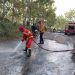 Truk di Tuban Terguling saat Menanjak, Oli dan Solar Tercecer Bikin Pemotor Terjatuh 8 Truk di Tuban.