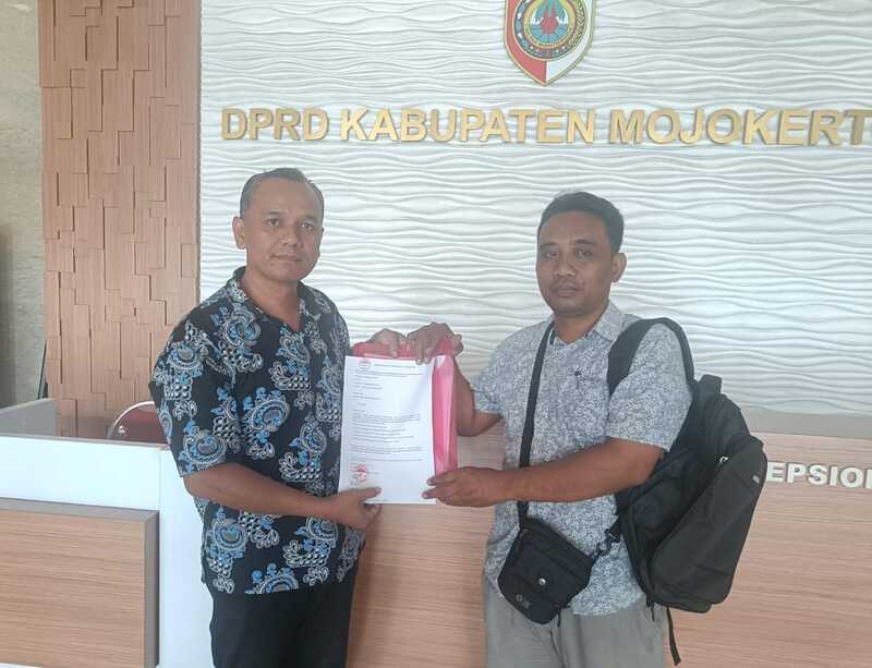 Datang Seorang Diri, Warga Mojokerto Wakili Aspirasi Singowangi Bawa 4 Tuntutan ke Gedung Dewan 1 Warga Mojokerto.