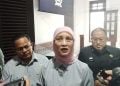 Seragam sekolah gratis.