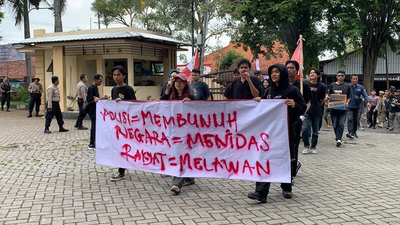 9 Tuntutan Demonstran di DPRD Jember, Dari Pembebasan Aktivis hingga Reformasi Kaderisasi Parpol 1 DPRD Jember.