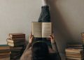 Membaca buku.
