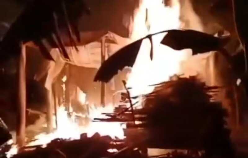 Kebakaran Kandang Sapi di Mojokerto Membesar, Petugas Padamkan Api selama 2 Jam 1 Kebakaran kandang sapi.