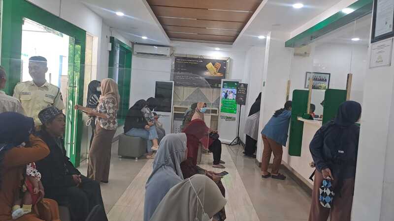 Nasabah di Pegadaian Tuban.